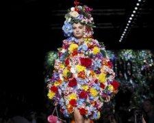 Балерина в косухе и ходячий букет: чем удивил показ Moschino