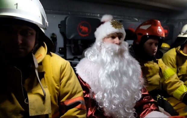 Вместо оленей - пожарные: Дед Мороз "влетел" в окно детского дома