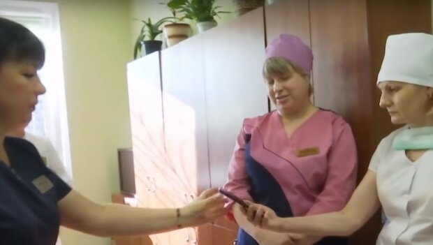 медсестры, скриншот из видео