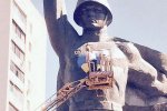Активісти домалювали радянському солдату синьо-жовте серце