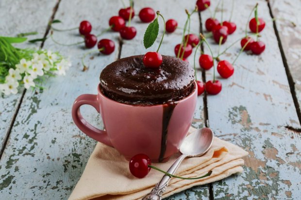 Рецепт шоколадного кекса с вишней в кружке