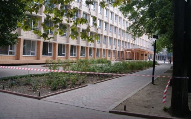 Веселая майовка: в Одессе заминировали университеты
