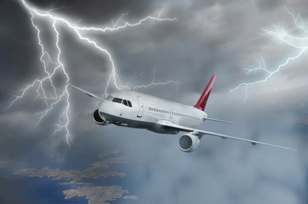 Над Львовом в самолет ударила молния, пассажиры пережили страшное: "Сидели максимально тихо"