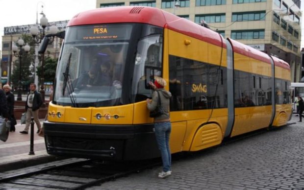 У Польщі українця прикували до трамваю: фото