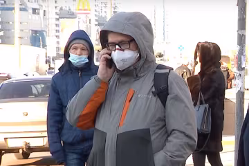 люди в масках, скріншот з відео