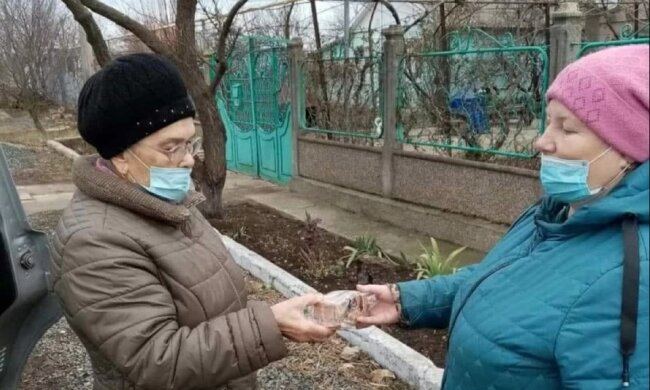 За межею цинізму: в окупованому Криму ветеранам подарували по 125 грамів хліба