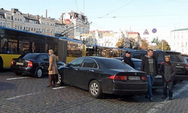 В центре Киева десятки троллейбусов прекратили движение из-за "Honda" (фото)