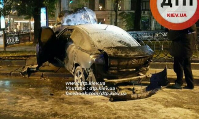 У центрі Києва внаслідок ДТП згоріла автівка (фото, відео)