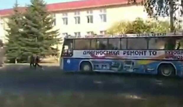 Автобус, митинг, скриншот: YouTube
