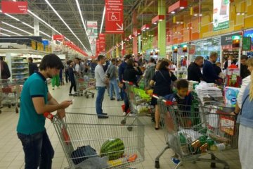Кіт розлютив мережу дикою трапезою за прилавком київського супермаркету: жорстке відео