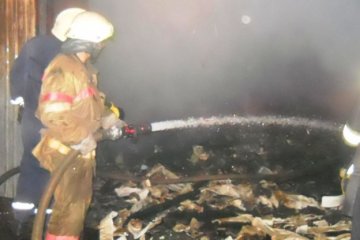 80 рятувальників гасили пожежу на складах у Києві 