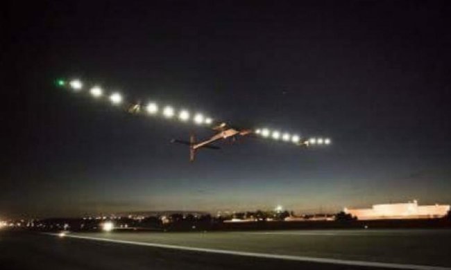 Літак на сонячних батареях пройшов точку неповернення