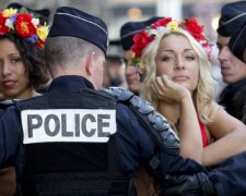 Оголена "яжмати" з Femen показала Папі Римському, як годувати дитину: відео