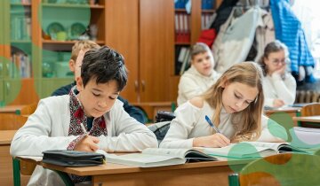 Школярі за обідом у їдальні