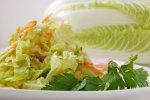 Идея быстрой закуски: пекинская капуста с мятой и зеленым горошком