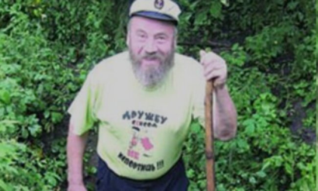 "Я копаю могилу один день на рік": українець уже 27 років готується до смерті у своєму саду