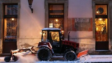Снігоприбиральна машина у Львові