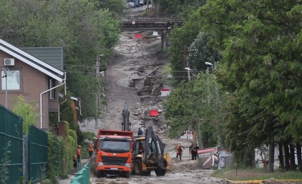 У Дніпрі зливою змило вулицю разом з дорогою - комунальники Філатова "плавають" в багнюці