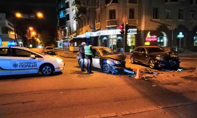 На проклятому "перехресті Зайцевої" у Харкові - нова ДТП: суцільне місиво