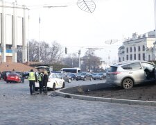 У Києві дівчина за кермом Toyota протаранила таксі Uber, - "гальмувала красиво, в клумбу"