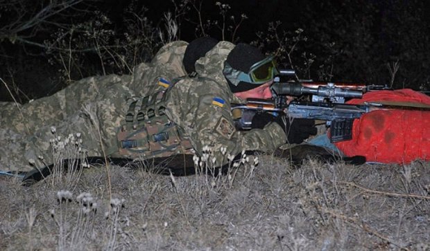 Украинские снайперы учились стрелять по целям в темноте (фото)