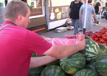 Арбузы на рынке. Фото: скрин youtube