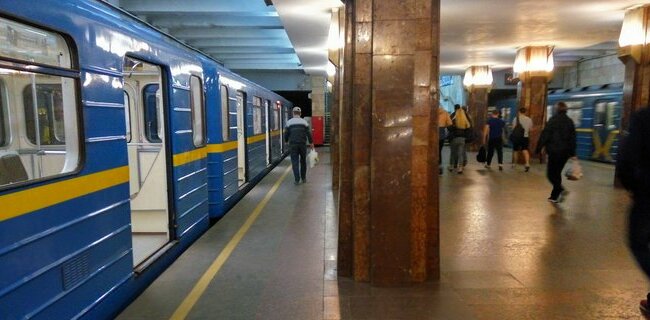 "Что за ху**а творится?": в Киеве остановили поезда метро, пассажиров срочно выводят, - видео