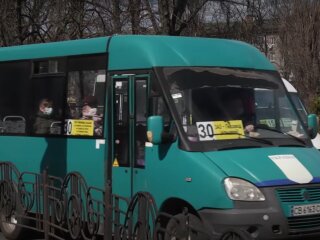 Громадський транспорт, кадр з відео