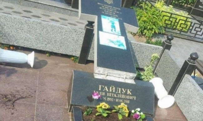 Криворізькі вандали розвалили могили бійців АТО