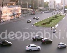 Жуткая авария в Киеве: мотоциклист сделал сальто в воздухе (ВИДЕО)