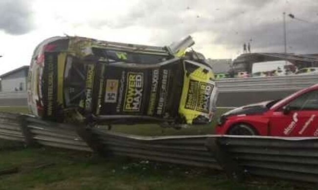 Гонки в Британії закінчились польотом автівки