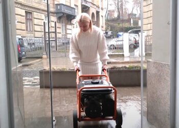 Жінка підключає генератор. Фото: youtube