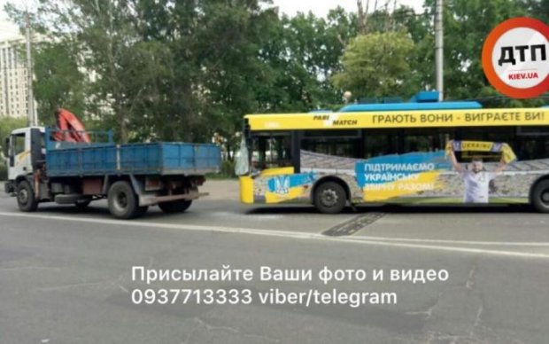 Киевский троллейбус влетел в грузовик