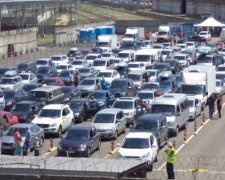 На Керченській переправі затор із тисяч авто
