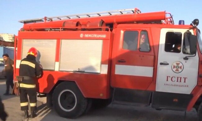 На Хмельниччині блискавка ледь не перетворила на попіл одразу два будинки — люди дивом вціліли