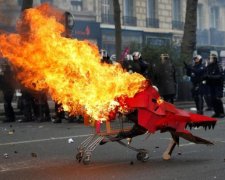 Демонстрації в Парижі: сотні затриманих, спопелілі магазини і авто