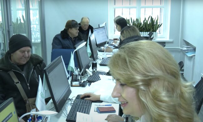 Пенсіонери у Пенсійному фонді