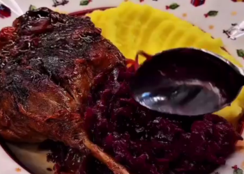 Качині ніжки зі сливами та медом, кадр з відео