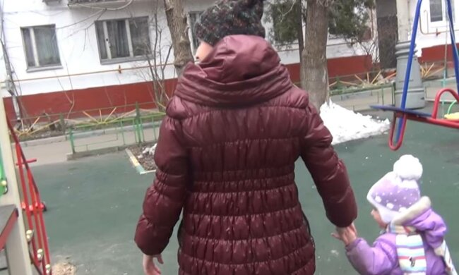 Прогулка с детьми, фото: скриншот из видео