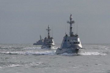 ЗСУ призвели кораблі і винищувачі в бойову готовність, чути постріли і вибухи: що відбувається