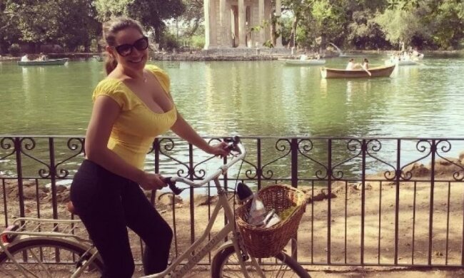 Келли Брук покаталась на велосипеде без бюстгальтера