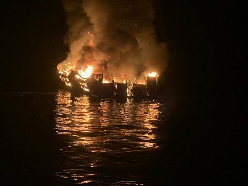 Страшна катастрофа на воді: судно загорілося прямо біля берега, десятки людей зникли безвісти