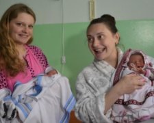 Новорожденным в Тернополе подарили вышиванки