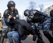 У Пітері пов'язали десятки опозиціонерів
