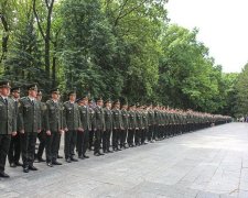 В МВС розберуться із харківськими погонами: "посвята" у офіцери - під виття улюбленця Путіна