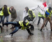 В Парижі "жовті жилети" зчепилися з поліцією і влаштували справжнісіньке пекло