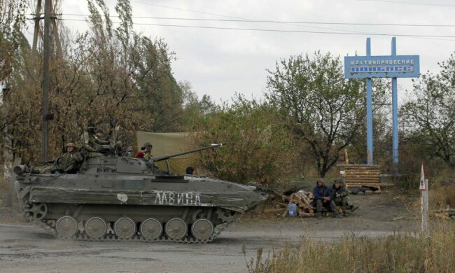На Донбасі окупанти на БМП потрапили в аварію та залишили усе село без світла