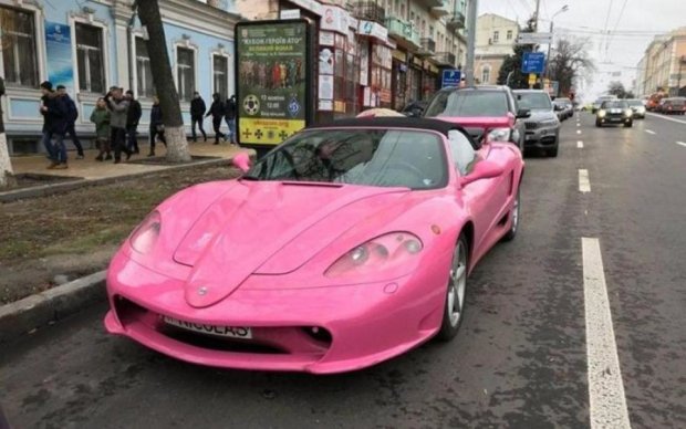 Розовый зверь: на улицах Киева заметили уникальный Ferrari