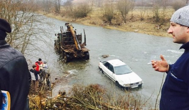 Автівка з дитиною впала у річку (фото)