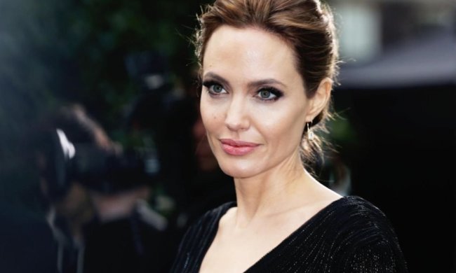 Без белья! Анджелина Джоли заставила прохожих оборачиваться